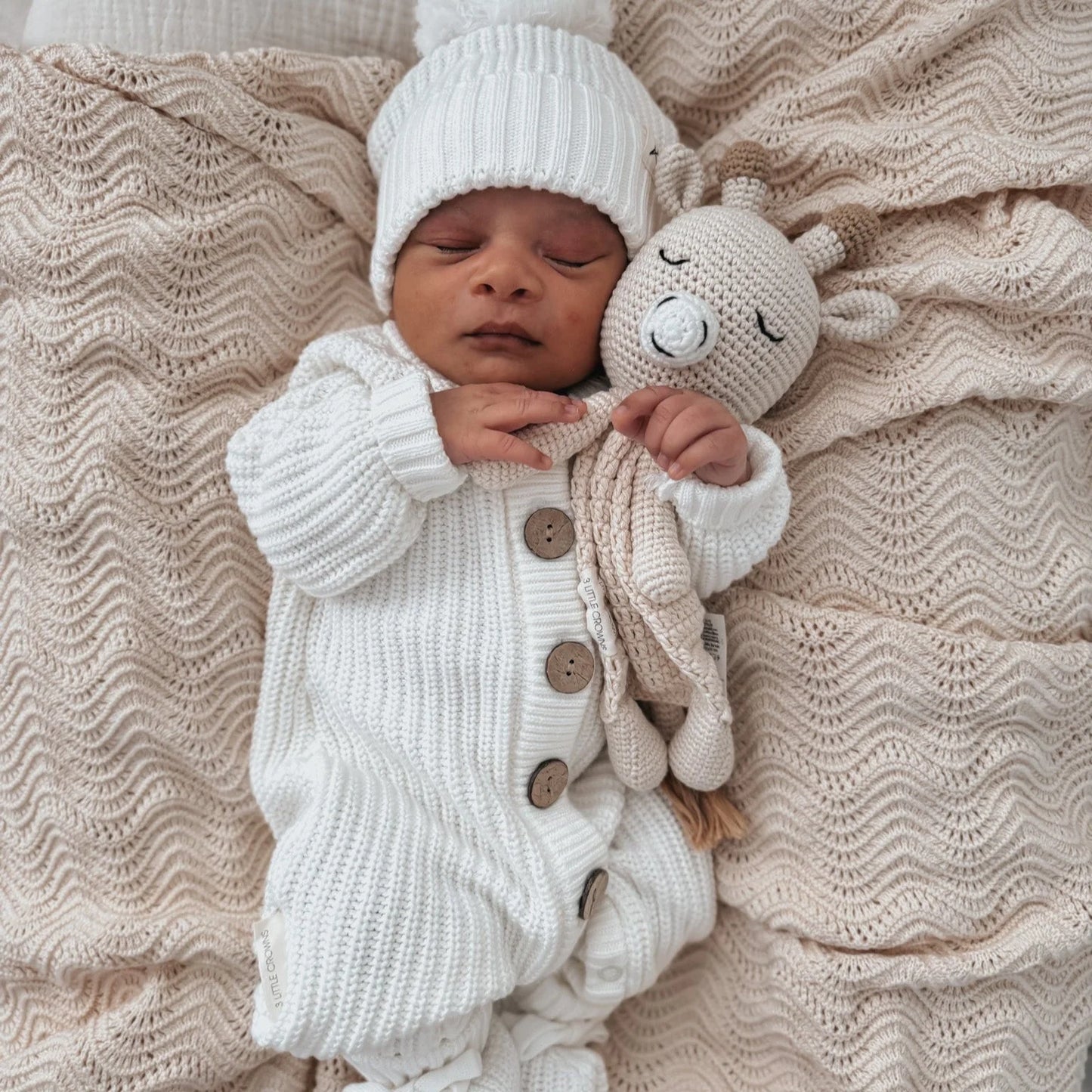 3 Little Crowns Cuddle Me Giraffe Comforter